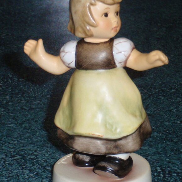 MINT CONDITION "Spring Waltz" Goebel Hummel Collectible Figurine 912/B - GIFT! - Picture 9 of 9